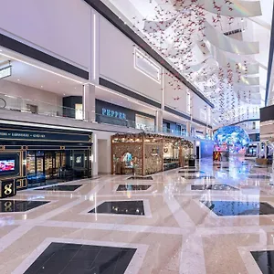 Conrad Vegas At World منتجع